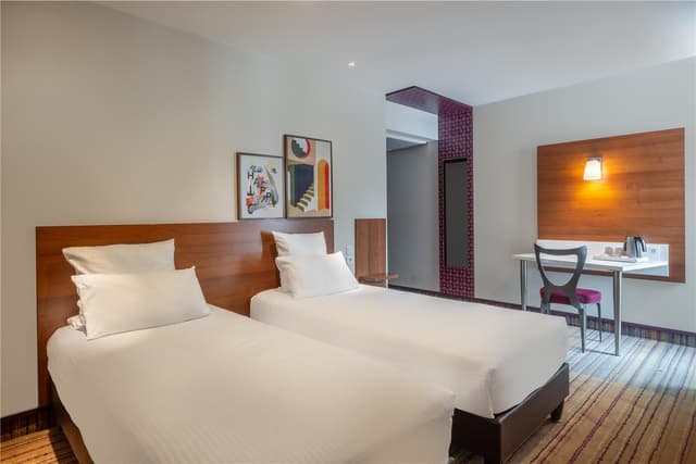 TWIN ROOM