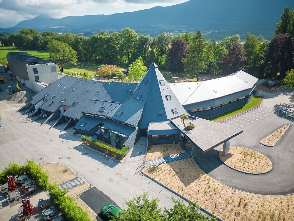 Quality Hotel Le Cervolan Chambéry-Voglans1