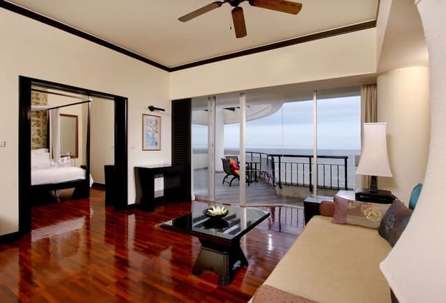 Suite, 1 King Bed, Club Lounge Access, Oceanfront