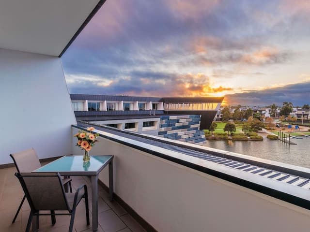 Studio, 1 King Bed, Balcony
