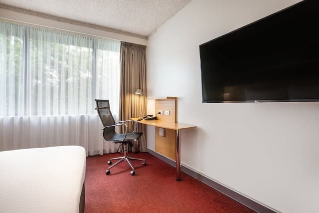 Standard Room, 1 Queen Bed, Accessible