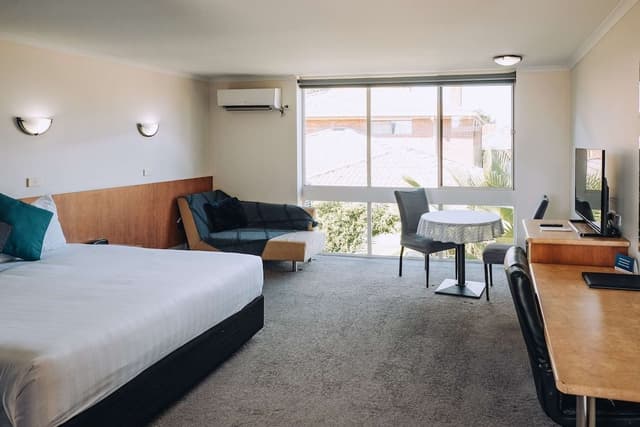 Executive Room, 1 King Bed, Non Smoking, Ground Floor