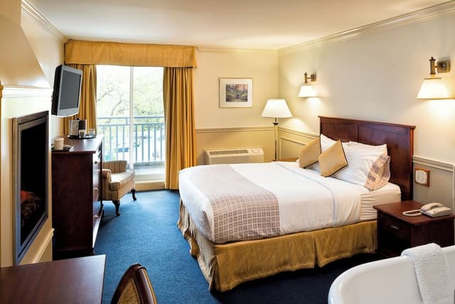 Superior Room, 1 King Bed, Jetted Tub