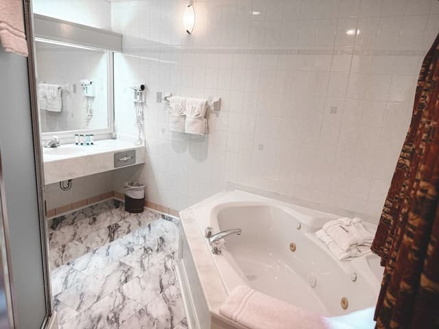 2 Storey Executive Suite, 1 Bedroom, Pets Not Allowed