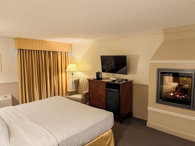 Superior Room, 1 King Bed, Jetted Tub