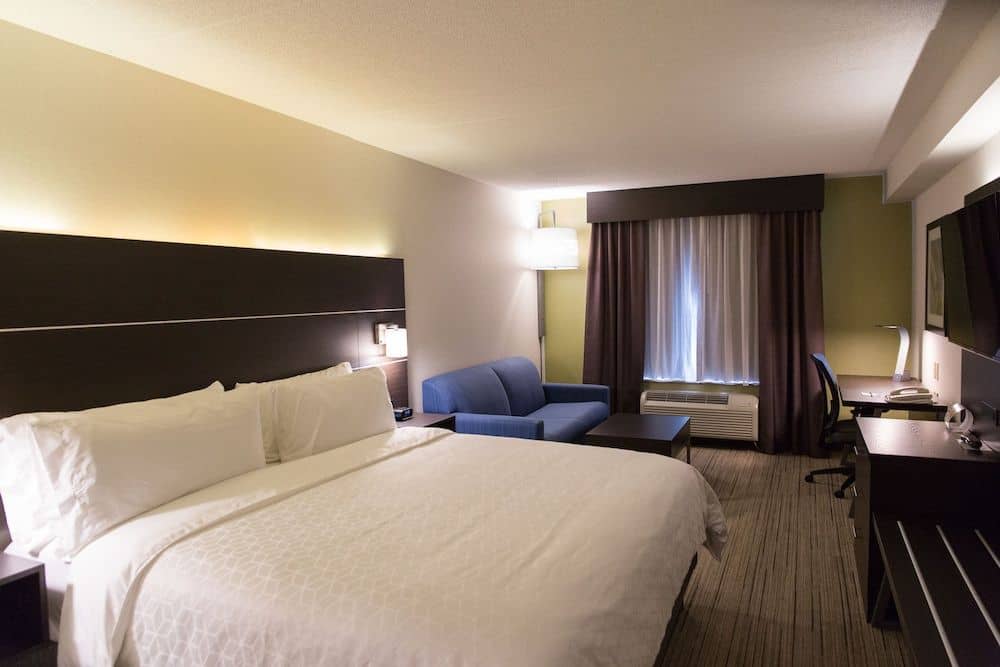 HOLIDAY INN EXPRESS & SUITES B HOLIDAY INN EXPRESS & SUITES B