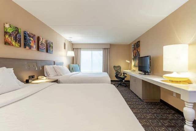 2 QUEEN BEDS