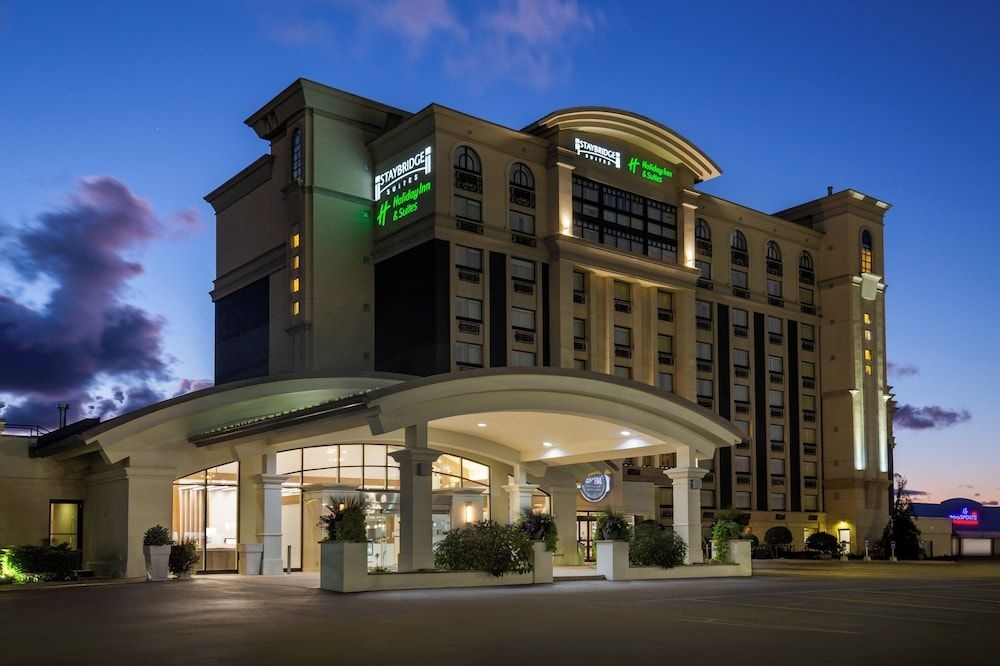 HOLIDAY INN HOTEL & SUITES ST.0