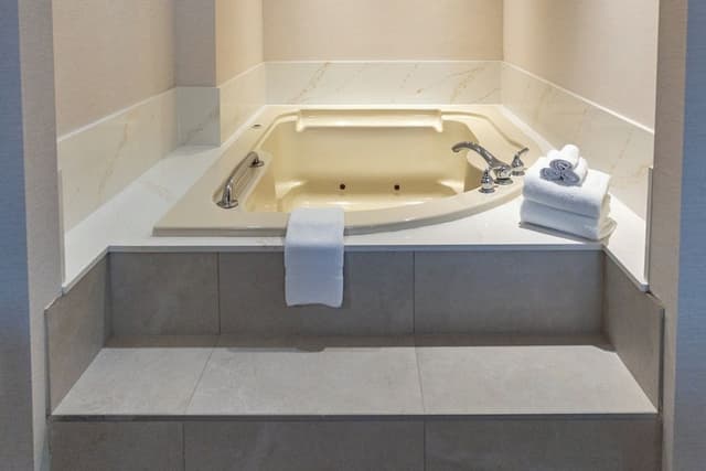 Suite, 1 King Bed, Jetted Tub