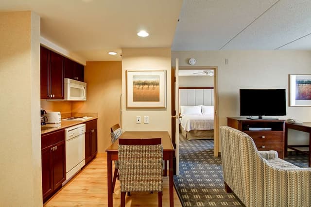 1KG 1KG BED 2 BEDROOM 2 BATH SUITE NONSMOKING