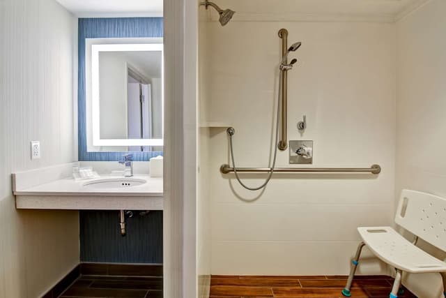 2 QUEEN MOBILITY/HEARING ACCESSIBLE RI SHWR
