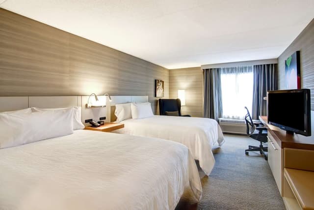2 QUEEN BEDS