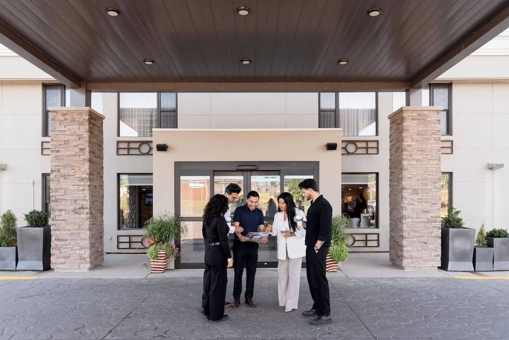 HOLIDAY INN EXPRESS & SUITES C HOLIDAY INN EXPRESS & SUITES C