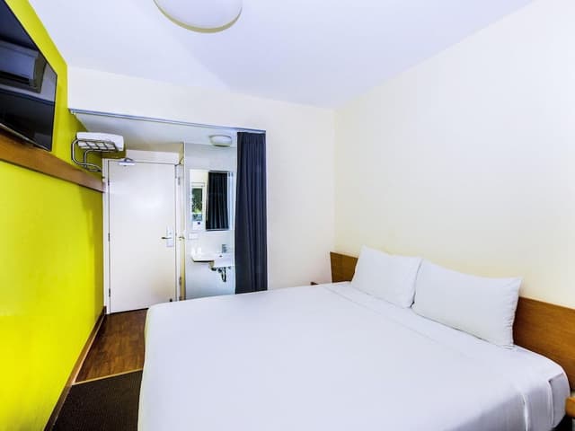 Standard Room, 1 Queen Bed