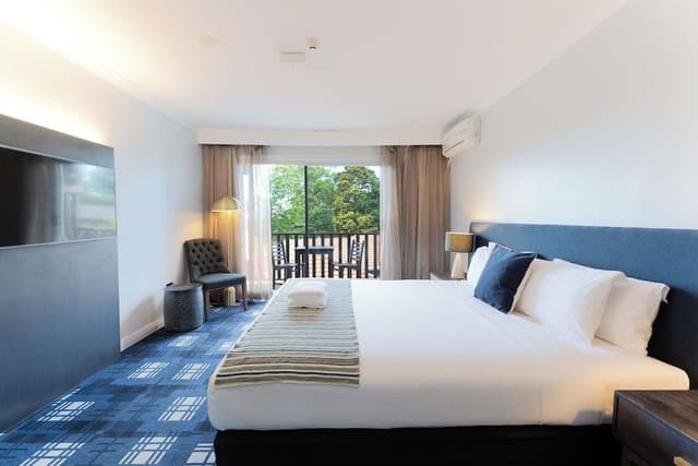 Room, Pool View