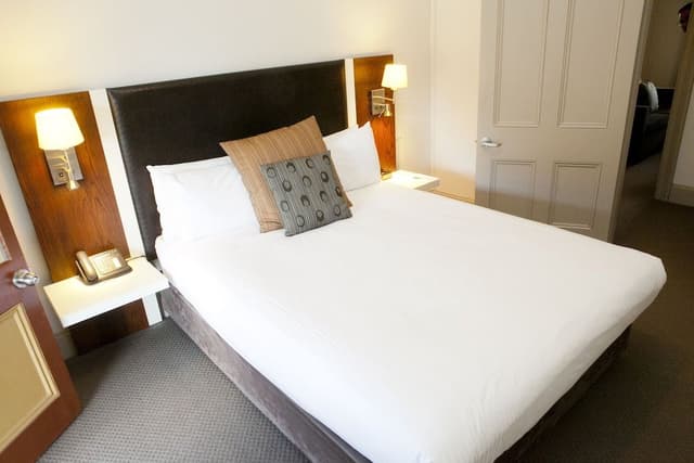 Suite, 1 Queen Bed (Heritage)
