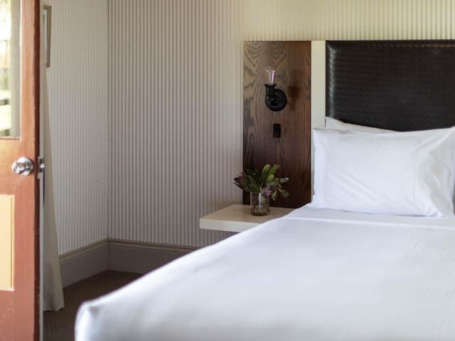 Room, 1 Queen Bed (Heritage)