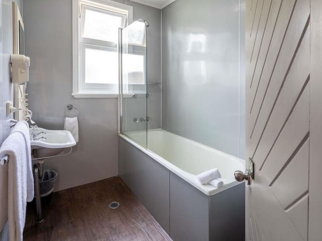 Room (Q Room - external private bathroom)