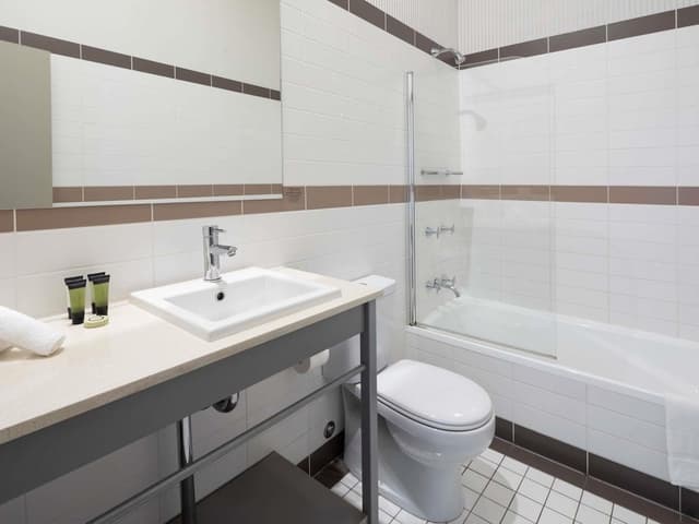 Suite, 1 Queen Bed (Heritage)
