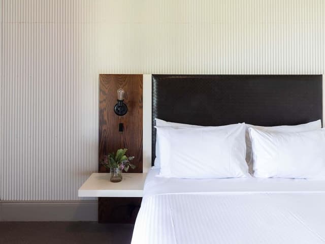 Suite, 1 Queen Bed (Heritage)
