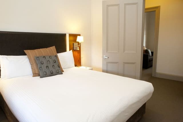 Suite, 1 Queen Bed - Detached private bathroom (Heritage)