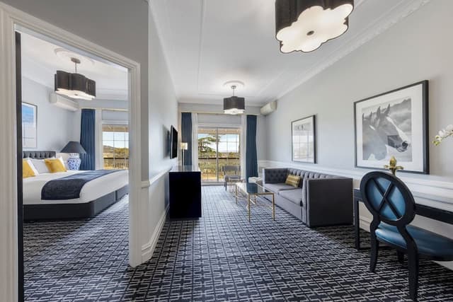 Suite, 1 King Bed (Manor)