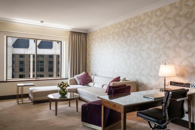 Executive Suite with Club Lounge Access