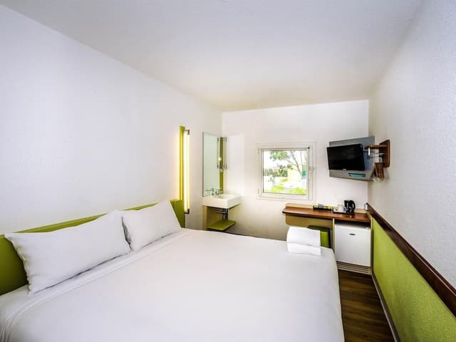 Standard Room, 1 Queen Bed