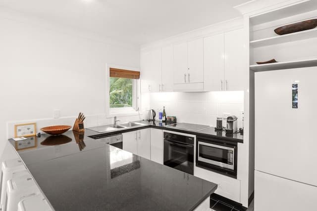 3 Bedroom Beach Front Apartment - Complimentary Parking, WiFi and Daily Beach Yoga