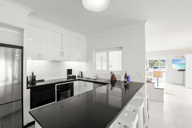 4 Bedroom Beach Front Apartment - Complimentary Parking, WiFi and Daily Beach Yoga