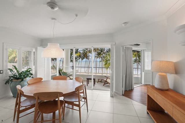 4 Bedroom Beach Front Apartment - Complimentary Parking, WiFi and Daily Beach Yoga