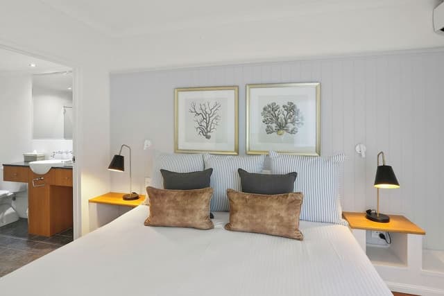1 Bedroom Beach Front Apartment - Complimentary Parking, WiFi and Daily Beach Yoga