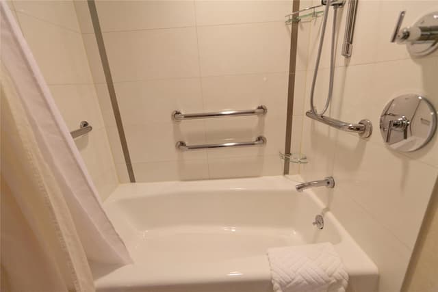 2 DBL MOBILITY ACCESSIBLE W/BATHTUB
