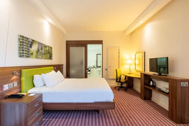 QUEEN ACCESSIBLE ROOM WITH SOFA BED