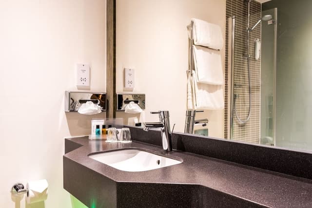 Standard Room, 1 Queen Bed (Bath Shower Combination)