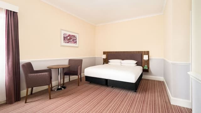 Standard Room, 1 Queen Bed (Bath Shower Combination)