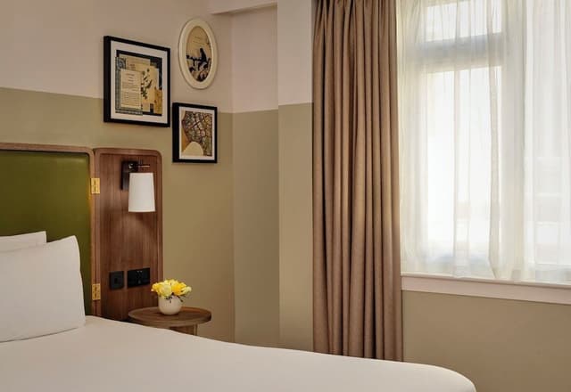 Standard Suite, Multiple Beds (Classic Room, 1 Queen, 1 Single Bed)