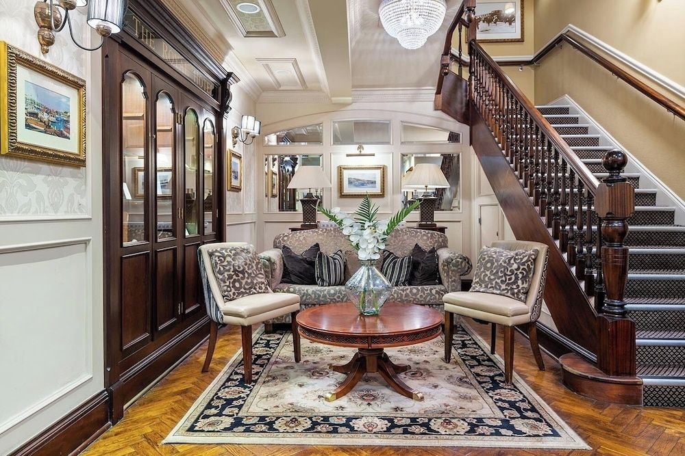 THE ROYAL HOTEL0