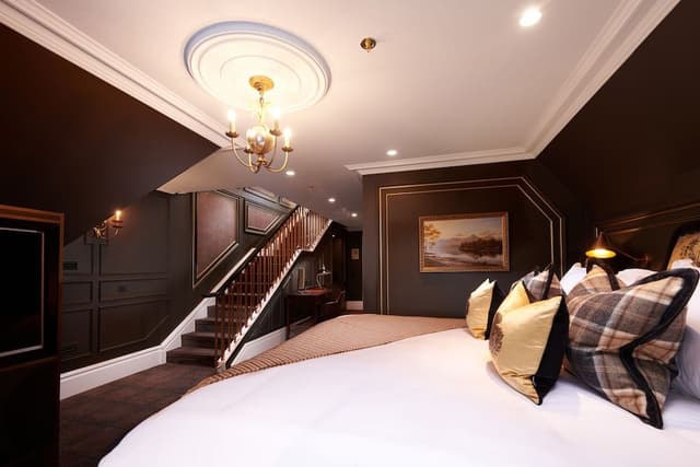Suite (Cameron)