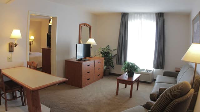 1 KING BED 1 BEDROOM SUITE NONSMOKING