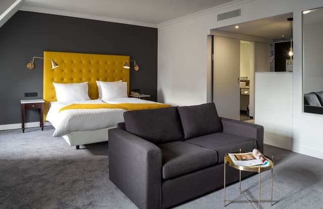 Deluxe Flamingo (view to market place) Double Bed