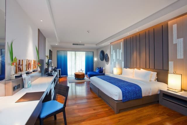 Suite, 1 King Bed, Pool View (Furnished Balcony)