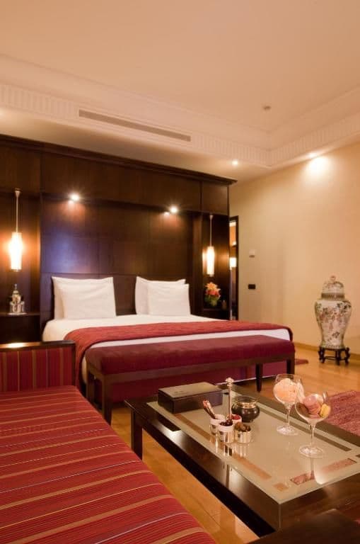 Premium Suite, King Size Bed, Pool and Mountain View