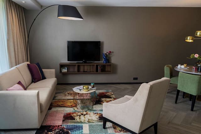 KING ONE BEDROOM SUITE WITH LIVING ROOM