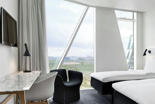 Room, 2 Twin Beds, City View