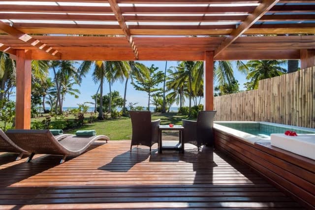 Beachfront Pool Bure