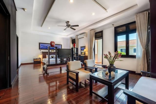 Suite, 1 King Bed, Balcony, Garden View