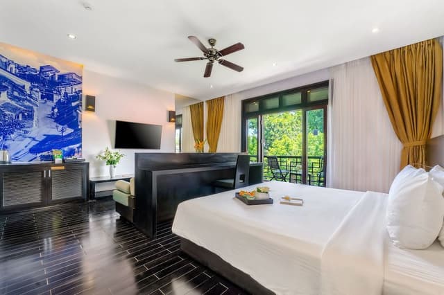 Suite, 1 King Bed, Balcony, Garden View