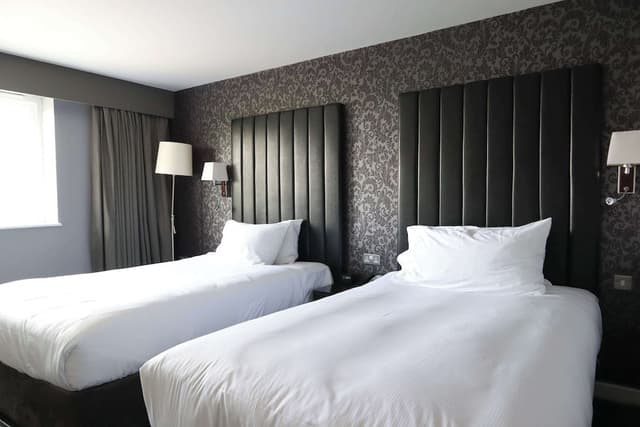 Deluxe, Two Single Beds