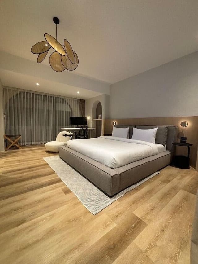Suite with Workstation